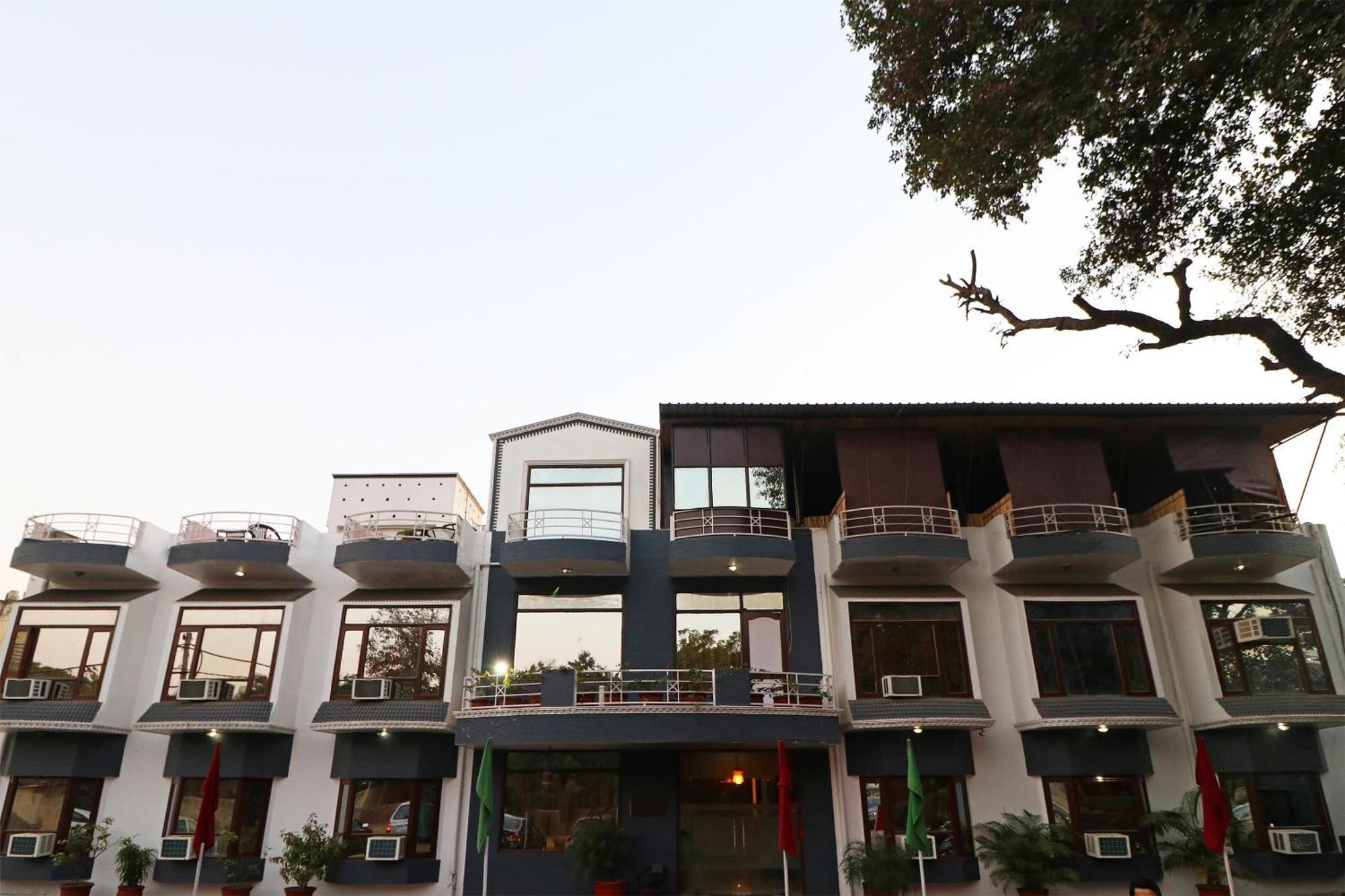 Townhouse Satguru Enclave Road Gurgaon Hotel Jāmb Exterior photo